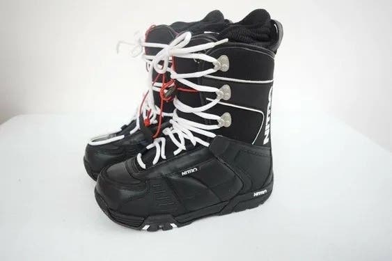 Size 7.0  mens snowboard boots