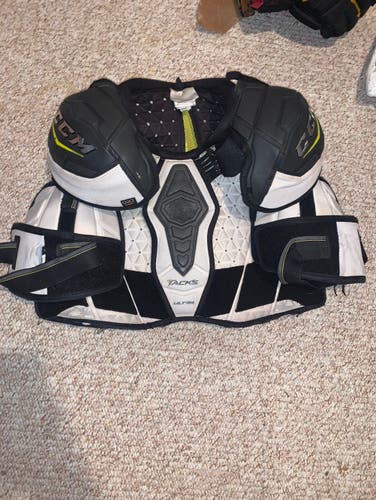 CCM Ultra tacks shoulder pads