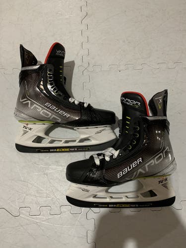 Senior Bauer Regular Width  Size 9.5 Vapor Hyperlite Hockey Skates
