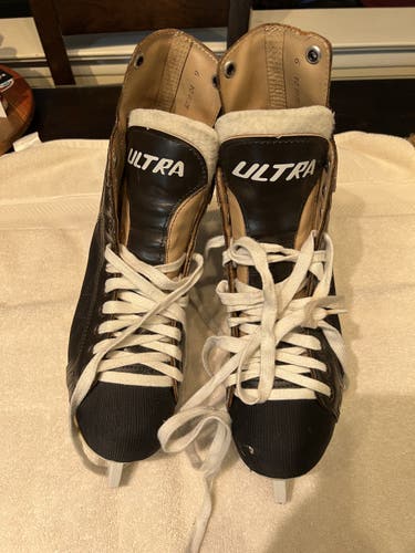 CCM mens size 9 Ultra Tacks