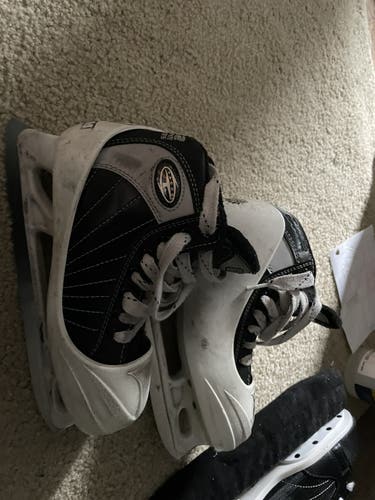 Ccm goalie skates junior 1