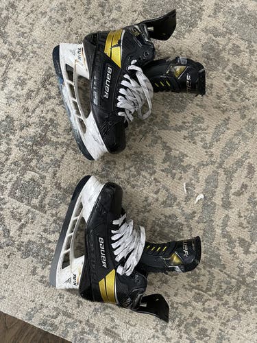 Senior Bauer  Size 9.5 Supreme UltraSonic Hockey Skates