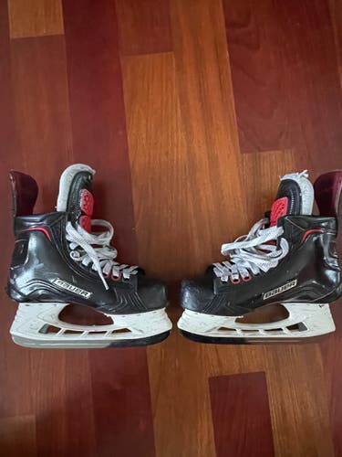 Junior Bauer Regular Width  Size 5.5 Vapor 1X Hockey Skates