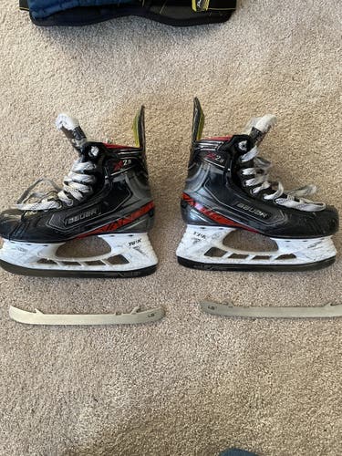 Junior Bauer Regular Width Size 4.5 Vapor X2.9 Hockey Skates