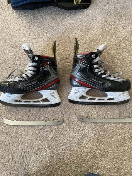 Junior Bauer Regular Width Size 4.5 Vapor X2.9 Hockey Skates