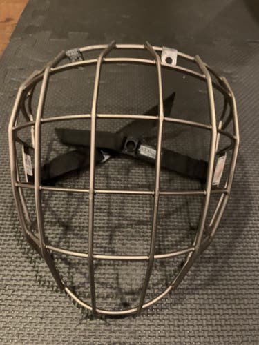 Used Medium Bauer Re-Akt Cage