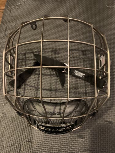 Used Medium Bauer FM7500 with chin strap