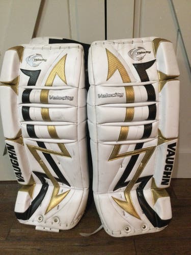 White Goalie Leg Pads Used Junior 26" Vaughn Velocity 7200