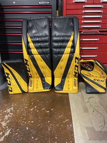 CCM 33 +1.5” Extreme Flex 4 Black/Sport Gold Full Set