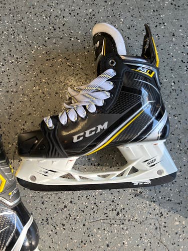 Senior CCM Regular Width  Size 9 Super Tacks AS1 Hockey Skates