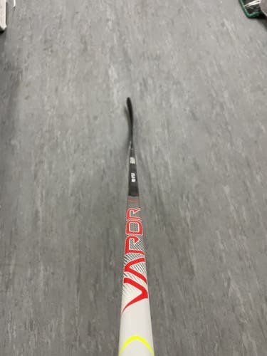 Senior Right Handed Mid Pattern Vapor Hyperlite Hockey Stick