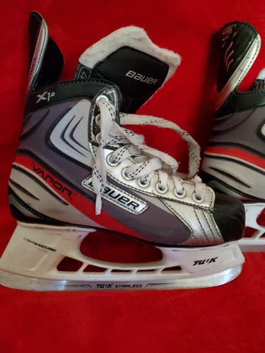 Hockey Skates Junior Used Bauer Vapor Size 4