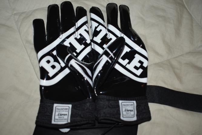NEW - Battle Ultra Stick Football Gloves, Junior Small