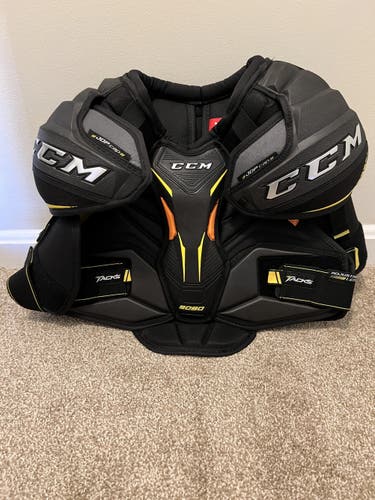 Senior Medium CCM  Tacks 9080 Shoulder Pads