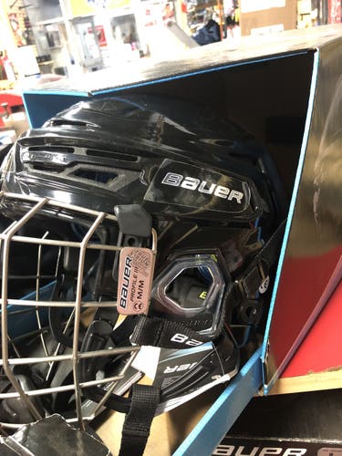 New Medium Bauer  Re-Akt 150 Helmet