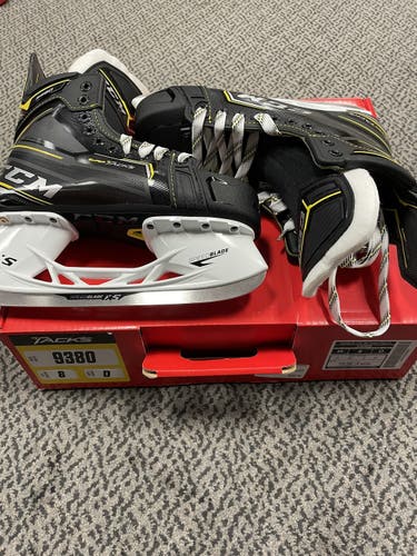 CCM 9380 Senior size 8 Regular width hockey skate