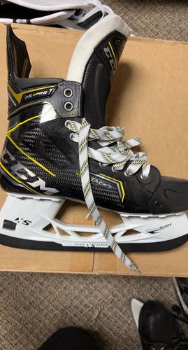 Hockey Skates Senior New CCM AS3 Pro Regular Width Size 8.5
