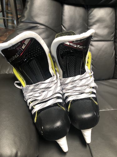 Senior Bauer Extra Wide Width  Size 6.5 Vapor Hockey Skates