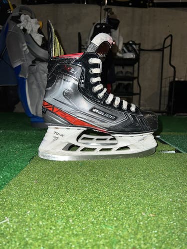 Junior Bauer Regular Width  Size 5.5 Vapor X2.9 Hockey Skates