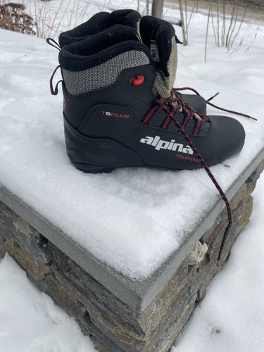 Classic 43 Cross Country Ski Boots Used Alpina NNN