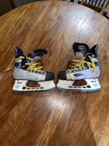 Junior Bauer Regular Width Size 3 Vapor SFL Hockey Skates