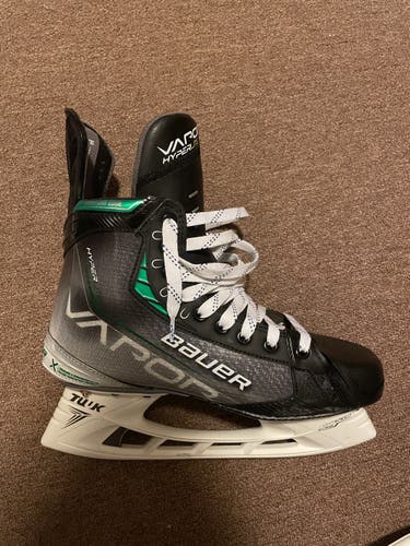 Hockey Skates Senior New Bauer Vapor Hyperlite Regular Width Pro Stock Size 9