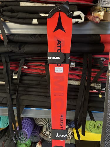 Atomic slalom skis