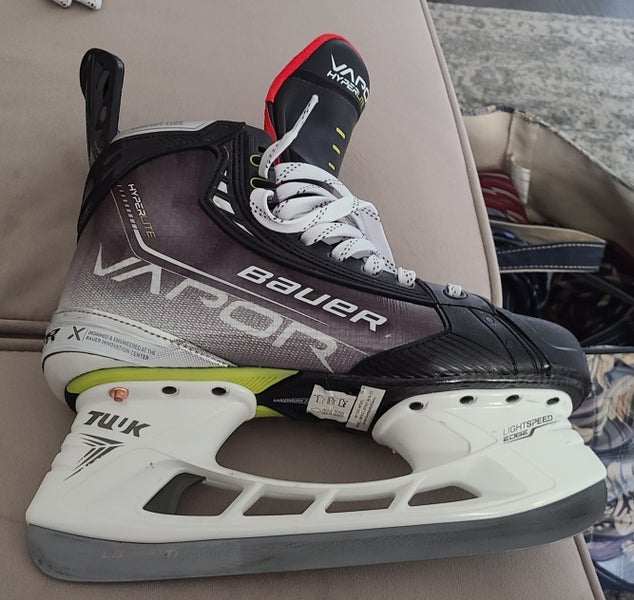 Hockey Skates Senior Used Bauer Vapor Hyperlite Regular Width Size 7.5