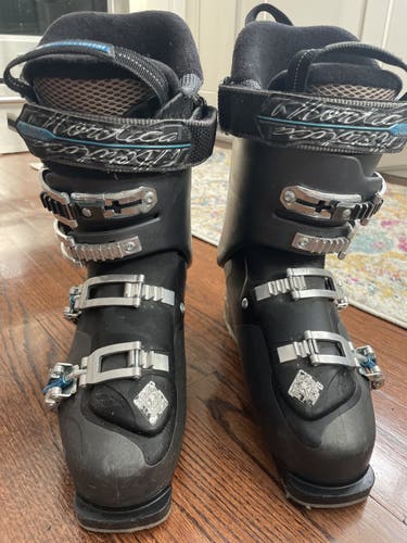Women’s/girls Nordica ski boots sz 25.0