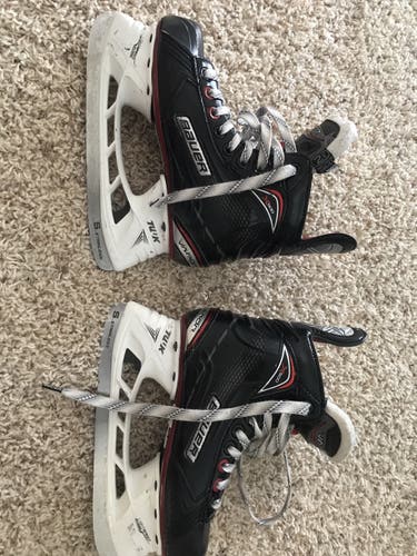 Junior Bauer Regular Width  Size 2.5 Vapor X500 Hockey Skates