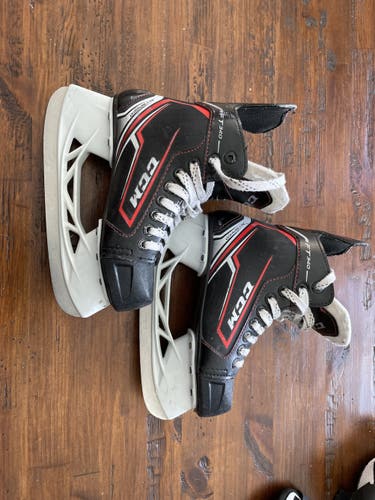Youth CCM Regular Width Size 2 JetSpeed FT340 Hockey Skates