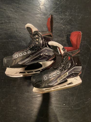 Junior Bauer Regular Width  Size 5 Vapor X800 Hockey Skates