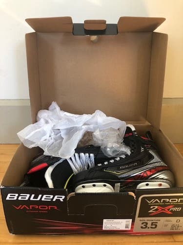 Hockey Skates Junior New Bauer Vapor 2X Pro Regular Width Size 3.5