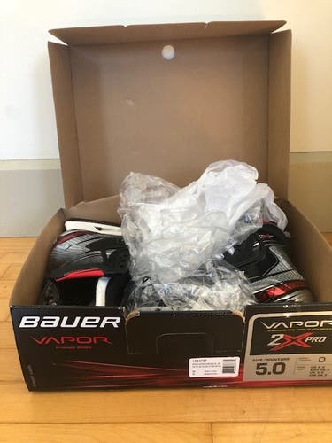 Hockey Skates Junior New Bauer Vapor 2X Pro Regular Width Size 5