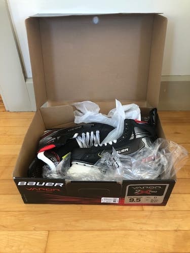 Hockey Skates Senior New Bauer Vapor 2X Pro Regular Width Size 9.5