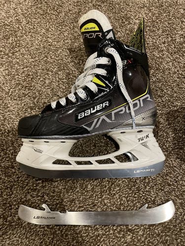 Used Bauer Junior regular width Size 3 Vapor 3X Hockey Skates