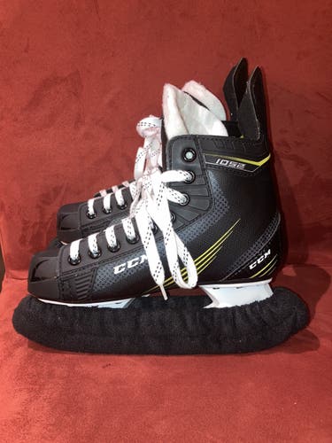 Ice Hockey Skates Junior CCM 1052 Regular Width Size 4