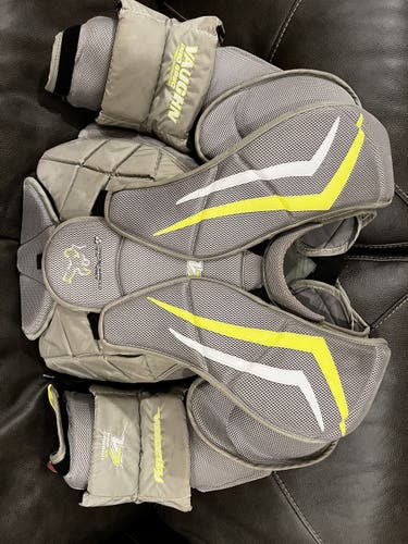 Goalie Chest Protector Used Small Vaughn Velocity V7 XF Pro Carbon