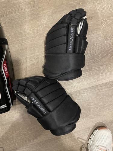 Pro black out hockey gloves