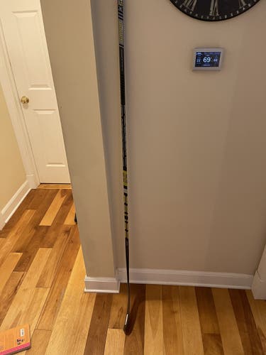 Senior Left Hand Mid Pattern  Supreme 2S Team Hockey Stick