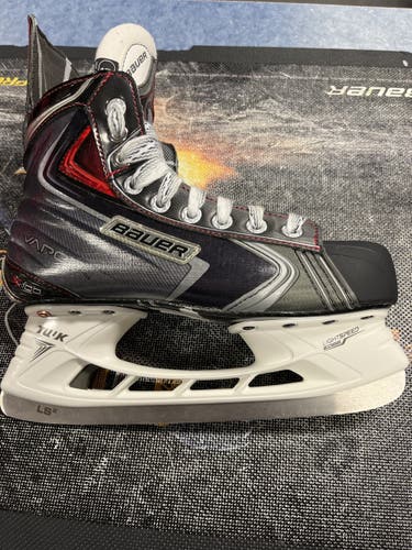 Junior Bauer Regular Width  Size 5 Vapor X100 Hockey Skates