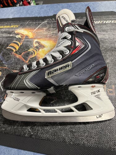 Junior Bauer Regular Width  Size 3.5 Vapor X80 Hockey Skates