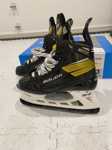 Senior Bauer  Size 8.5 Supreme UltraSonic Hockey Skates