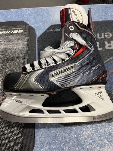 Senior Bauer Regular Width  Size 6 Vapor X70 Hockey Skates