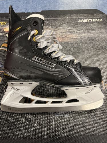 Junior Bauer Regular Width  Size 5 Supreme 170 Hockey Skates