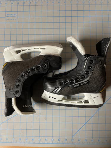 Used Bauer Regular Width  Size 1 Supreme One.4 Hockey Skates