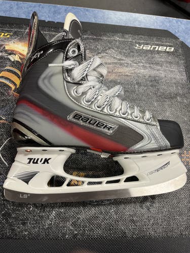 Senior Bauer Regular Width  Size 6.5 Vapor X7.0 Hockey Skates