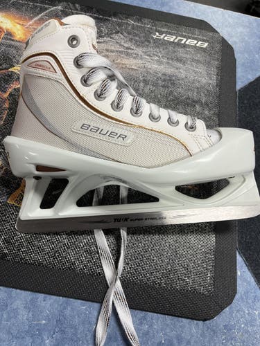 Junior Bauer Regular Width  Size 5.5 Supreme One 80LE Hockey Skates