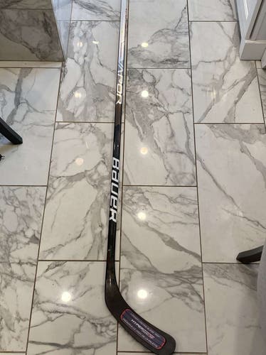 Senior Left Handed Mid Pattern  Vapor Hyperlite Hockey Stick