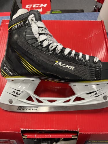 Senior CCM Regular Width  Size 10 Tacks 3052 Hockey Skates